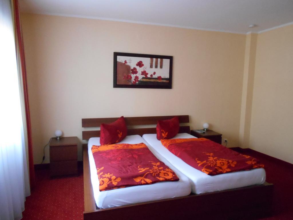 Hotel Posthof Sankt Wendel Habitación foto