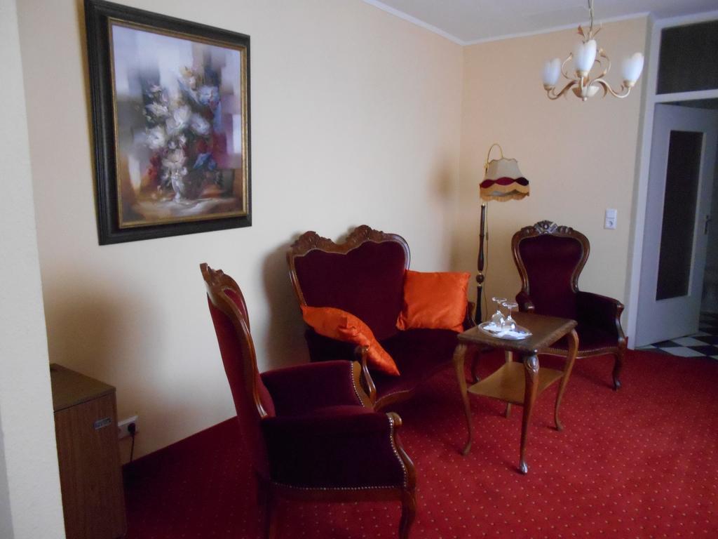 Hotel Posthof Sankt Wendel Habitación foto